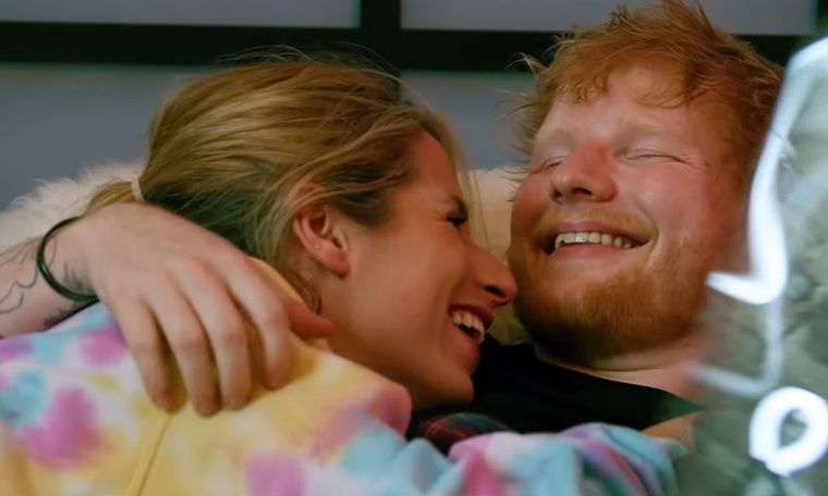 Foto: https://www.hola.com/actualidad/galeria/20191224156996/ed-sheeran-videoclip-mujer/1/