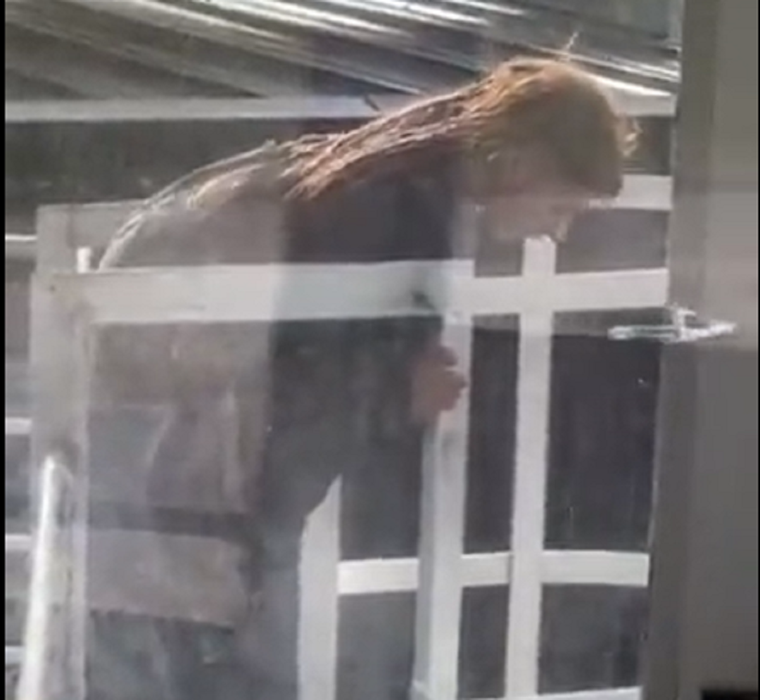 La mujer llegó hasta el balcón de la torre de control. Foto: Captura de video