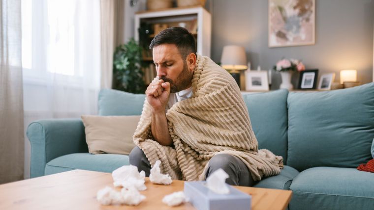 La fiebre y el malestar general son dos síntomas comunes de la gripe K.