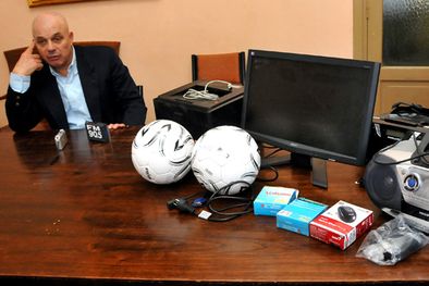 MDZol | Maluenda, hoy, en conferencia. Sobre la mesa, lo recuperado. Foto: Mediamza.com