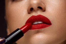 Pintarse los labios de rojo tiene un determinado significado, según la psicología Foto: Shutterstock Pintarse los labios de rojo tiene un determinado significado, según la psicología Foto: Shutterstock