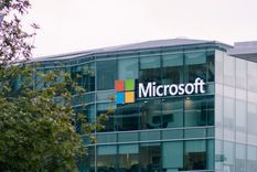 El informe de Microsoft identificó los empleos con menor riesgo de ser automatizados, destacando la importancia de las tareas físicas y la interacción humana frente al avance de la inteligencia artificial.