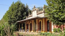 Altamira conserva una escena rural marcada por la estación ferroviaria y por una escala de pueblo que todavía resiste al apuro. Altamira conserva una escena rural marcada por la estación ferroviaria y por una escala de pueblo que todavía resiste al apuro.