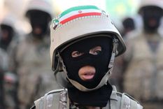 Un miembro de la milicia voluntaria iraní (Basij) asiste a una marcha en Teherán en enero de 2025, antes de la guerra actual.