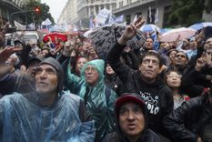 La marcha y el discurso bajo la lluvia en Plaza de Mayo y con la candidatura aún esquiva Foto: Télam