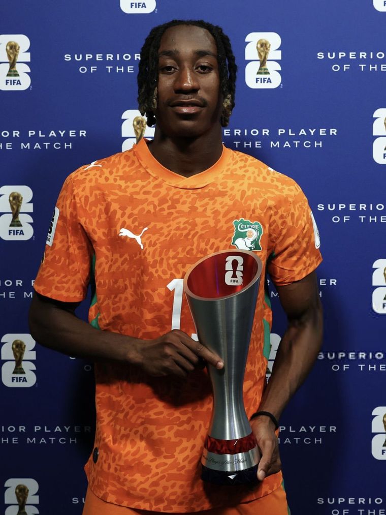 El atacante de Costa de Marfil fue elegido MVP del partido. El atacante de Costa de Marfil fue elegido MVP del partido.