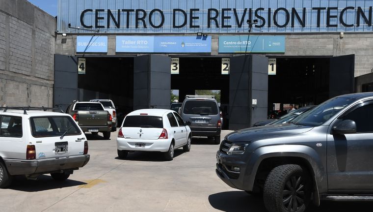 Muchos vehículos hacen fila para hacer la RTO Foto: ALF PONCE MERCADO / MDZ