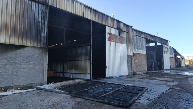 Este portón aplastó a una bombera durante el operativo para controlar el incendio.
