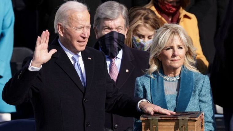 Joe Biden asumió este miércoles 20 de enero como el 46º presidente de Estados Unidos, elegido para gobernar al país los próximos cuatro años. En la foto Biden aparece junto a la primera dama, su esposa Jill Biden.