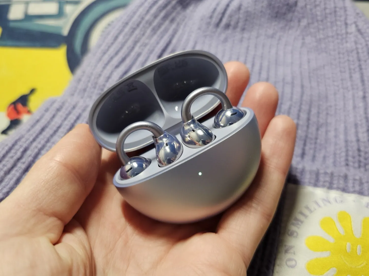 El diseño de los Huawei FreeClip acopla estética de accesorio con la funcionalidad de un audífono abierto. El diseño de los Huawei FreeClip acopla estética de accesorio con la funcionalidad de un audífono abierto. 