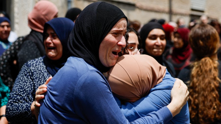 Familiares de víctimas de un misil iraní en una población árabe de Israel.