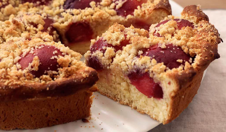Cómo hacer la tarta de ciruela más sabrosa y en sencillos pasos Foto: Hogarmanía