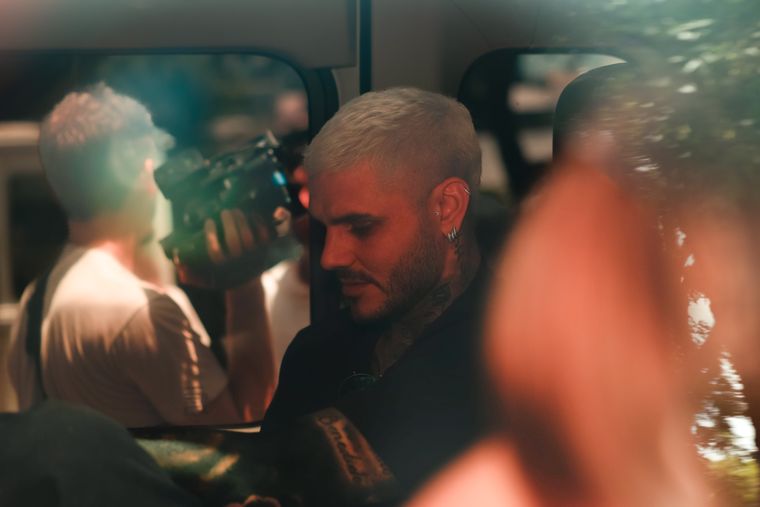 Mauro Icardi esperando en la entrada del Chateau Libertador. 