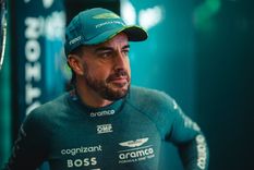 Fernando Alonso se quedó con el volante en la mano en plena práctica del GP de Bahrein. Foto: @AstonMartinF1 Fernando Alonso se quedó con el volante en la mano en plena práctica del GP de Bahrein. Foto: @AstonMartinF1