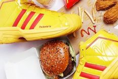 El modelo de zapatilla que fusiona las marcas Adidas y Mc Donalds. Foto: Twitter