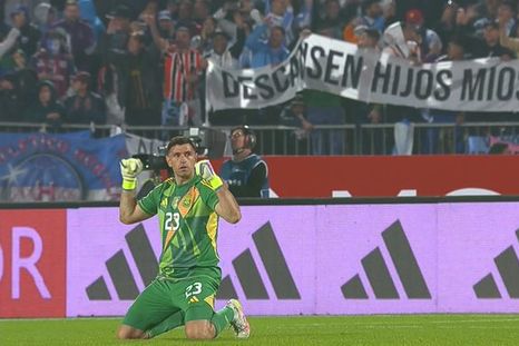 La lapidaria bandera que mostró la hinchada de la Selección argentina tras vencer a Chile, con cargada a Arturo Vidal. Foto: @TyCSports La lapidaria bandera que mostró la hinchada de la Selección argentina tras vencer a Chile, con cargada a Arturo Vidal. Foto: @TyCSports