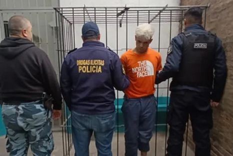 Un sujeto saltó por la ventana y se dio a la fuga de su propio juicio en Campana, pero fue recapturado a las pocas cuadras. Un sujeto saltó por la ventana y se dio a la fuga de su propio juicio en Campana, pero fue recapturado a las pocas cuadras.