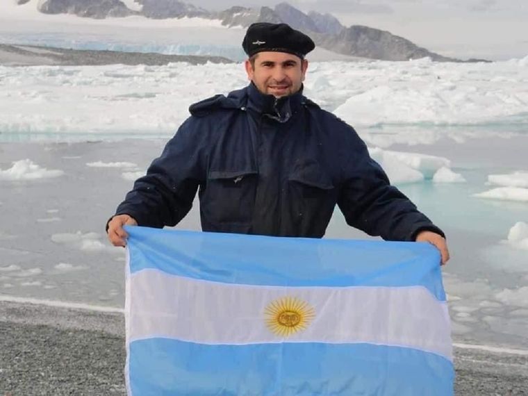 Hernán Rodríguez llevando orgulloso la bandera argentina