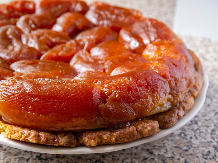 Se dice que la receta de tarta Tatin fue creada por error cuando una de las hermanas Tatin olvidó poner la masa debajo de las manzanas. Se dice que la receta de tarta Tatin fue creada por error cuando una de las hermanas Tatin olvidó poner la masa debajo de las manzanas.