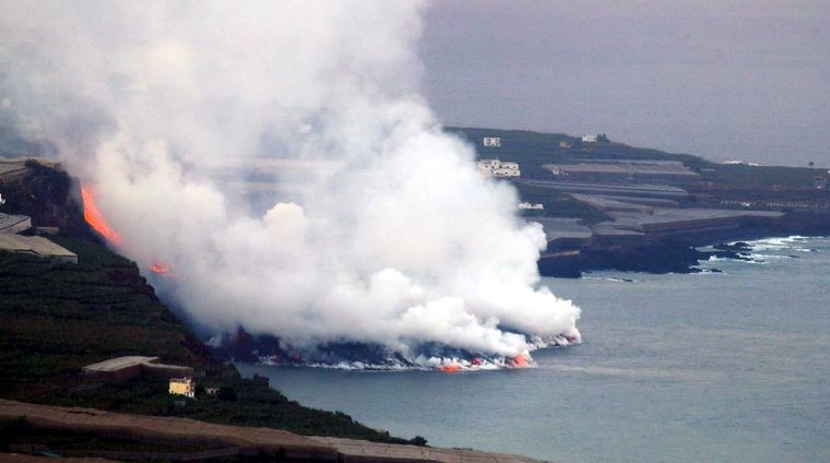 El magma llegó al mar. Foto: ElConfidencial.
