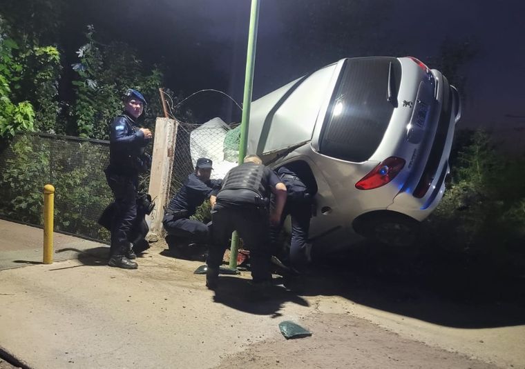 El automóvil impactó contra un poste.