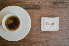 Cuando una persona disfruta de un café en un lugar que le gustó especialmente, guarda uno de los sobres de azúcar como símbolo de ese momento.