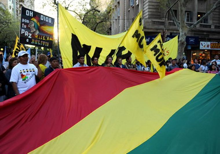 El acto ocupó el kilómetro 0 de nuestra Ciudad, con una bandera de Bolivia desplegada. Foto: Nacho Gaffuri / MDZ