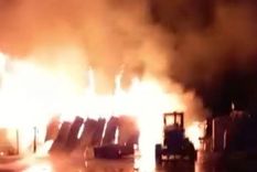 Tres encapuchados incendiaron un campamento de Vialidad en Río Negro.