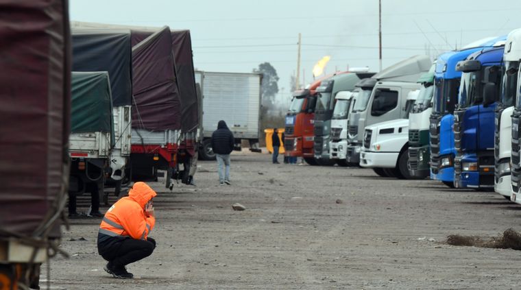 Desde Aprocam explicaron que hay 2000 camiones esperando para cruzar a Chile. Foto: ALF PONCE MERCADO / MDZ