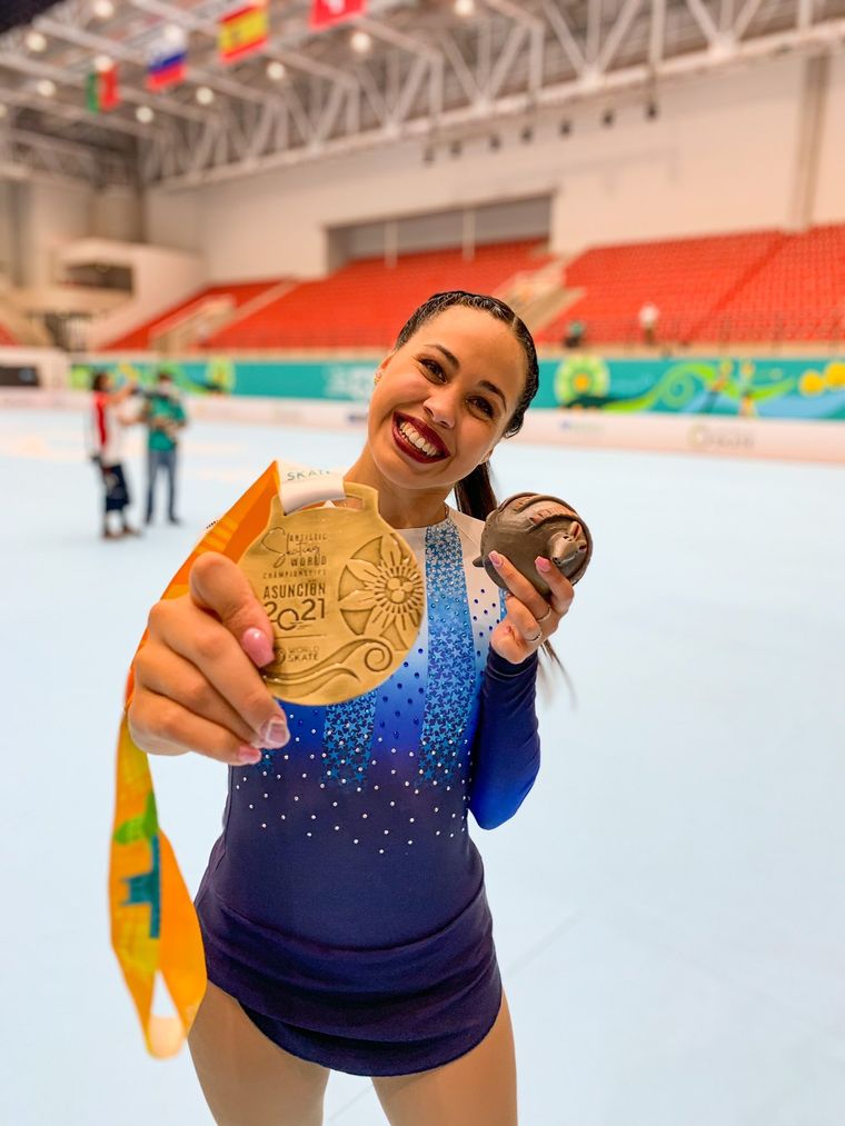Giselle Soler muestra orgullosa su medalla dorada. Foto: @gigi_soler