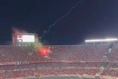 La barra oficial de River arrojó dos bengalas marinas contra la Centenario Alta, donde estaba la barra disidente. Pudo haber sido una tragedia.