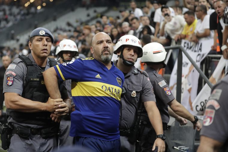 El hincha fue detenido en Brasil una vez finalizado el encuentro. Foto: EFE