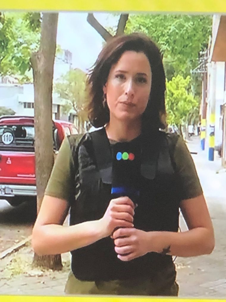La periodista de Telefé Rosario utiliza un chaleco antibalas como medida de protección