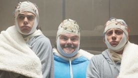 Los tres artistas aparecen con electrodos en una clínica futurista de salud mental. / Capturas X Los tres artistas aparecen con electrodos en una clínica futurista de salud mental. / Capturas X