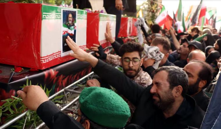 En Irán, hubo una caravana multitudinaria con cientos de los faleecidos por los ataques. Foto EFE
