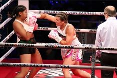 El momento en que Marie-Pier Houle noquea a Jeanette Zacarías Zapata. Foto: Tw @TFBoxChiapas El momento en que Marie-Pier Houle noquea a Jeanette Zacarías Zapata. Foto: Tw @TFBoxChiapas