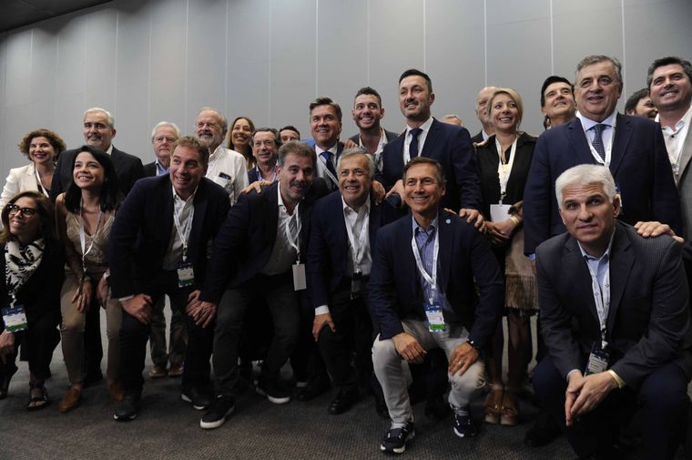 Cornejo, recientemente electo gobernador de Mendoza, está en Santiago del Estero