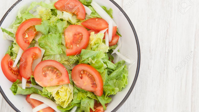 En la receta, la cebolla en agua fría queda más suave. En la receta, la cebolla en agua fría queda más suave.