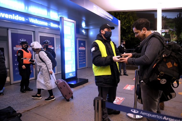 Ayer se detectaron 5 casos positivos de variante Delta en personas sin nexo con viajeros Foto: Telam
