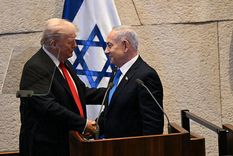 Donald Trump estaba dando un discurso cuando fue interrumpido por un parlamentario con un cartel pro Palestina.