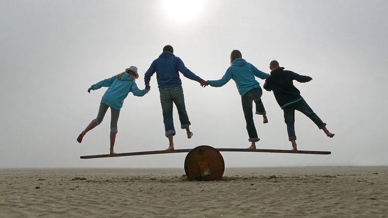 Con los años, la capacidad de mantenernos en equilibrio se va deteriorando. Foto: GETTY IMAGES