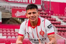 Claudio Echeverri ya se calzó la camiseta del Girona.