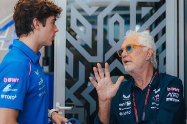 Flavio Briatore, distendido junto a Franco Colapinto.&nbsp;