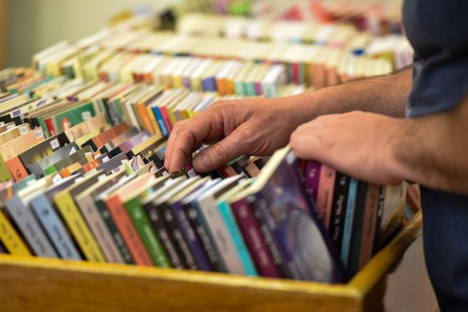 El libro suma otro frente de conflicto con el Gobierno y el sector editorial salió al cruce.