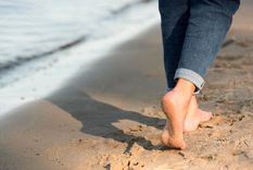 Es un efecto relajante el andar descalzo. Foto: Archivo