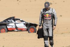 Peterhansel camina por la arena y el Audi se ve a lo lejos. Foto: @dakar