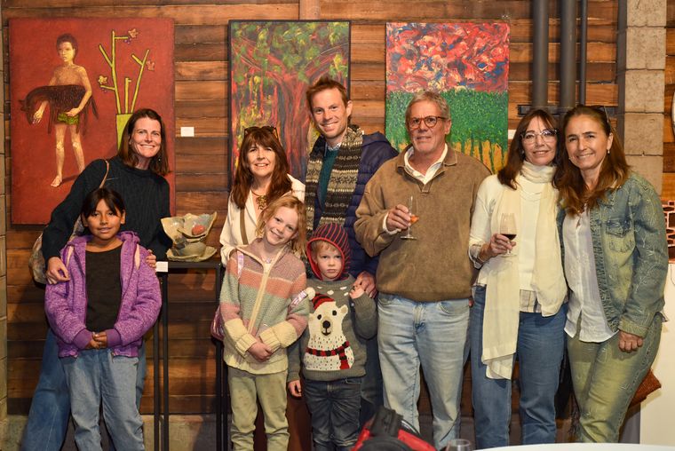 La artistas Alejandra Civit junto a Bath y Andy Walker, Luis Santonio, Cecilia Civit, Graciana Ponce y los pequeños Noah, Luci y Yazmín. La artistas Alejandra Civit junto a Bath y Andy Walker, Luis Santonio, Cecilia Civit, Graciana Ponce y los pequeños Noah, Luci y Yazmín.