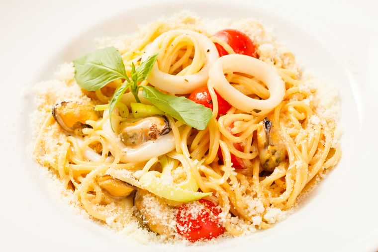 La receta de pasta con calamares es típica de la cocina mediterránea, especialmente en Italia y España. La receta de pasta con calamares es típica de la cocina mediterránea, especialmente en Italia y España.