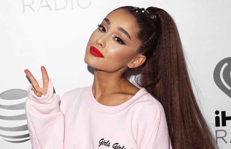 Ariana Grande sorprendió a todos al presumir su anillo de compromiso Foto: Archivo