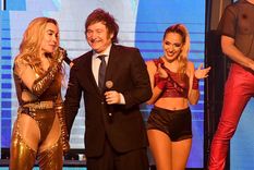 Javier Milei saludó a Fátima Flórez en el teatro, a pocas semanas de asumir como presidente.